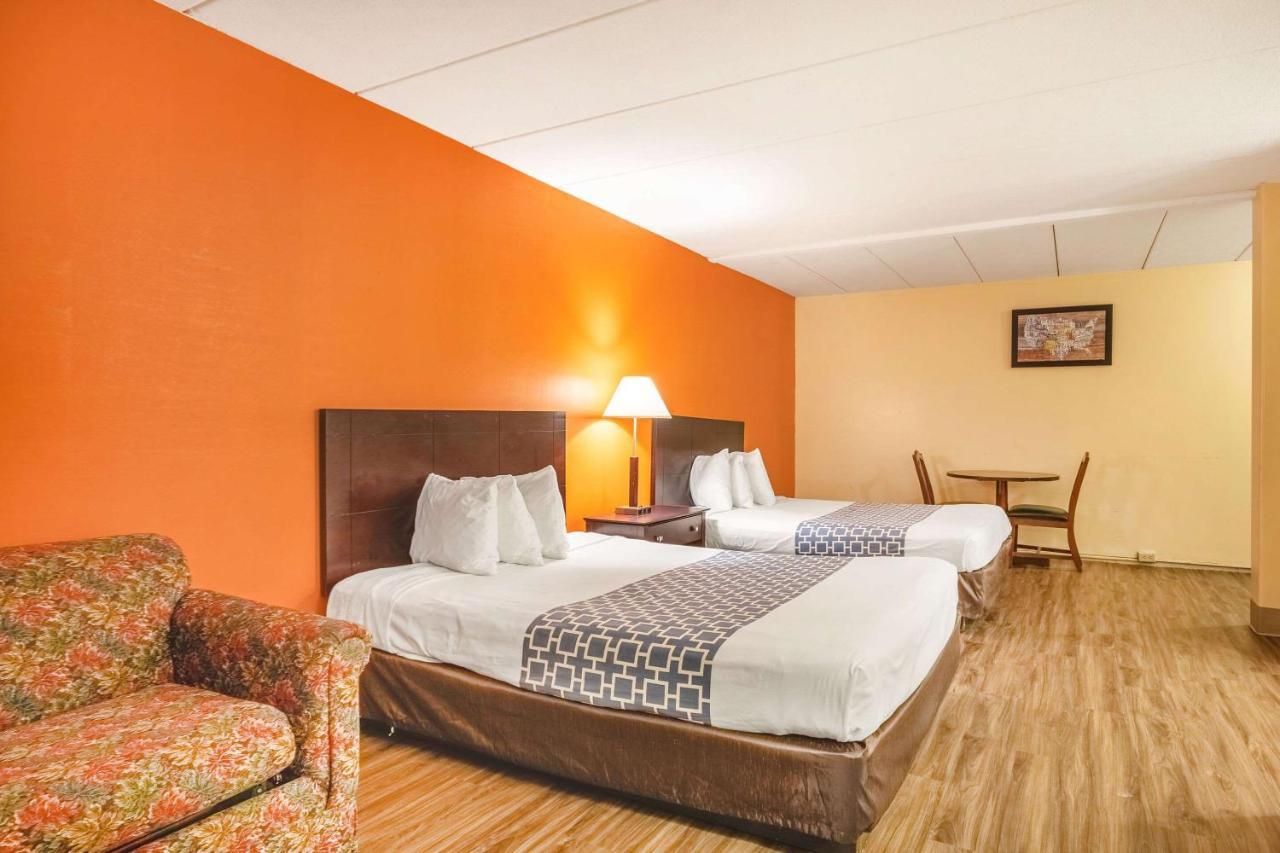 Econo Lodge Inn & Suites Airport Windsor Locks Exterior foto