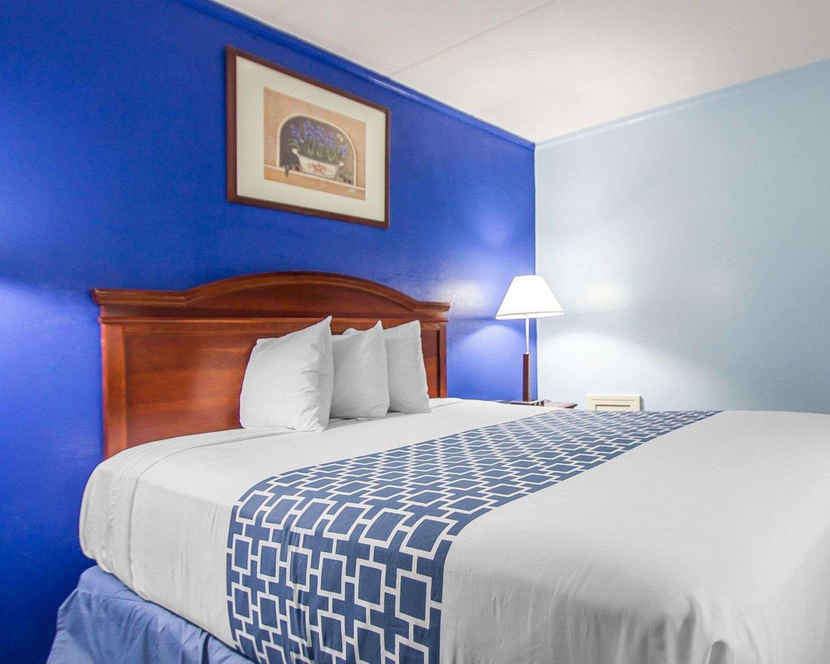 Econo Lodge Inn & Suites Airport Windsor Locks Exterior foto